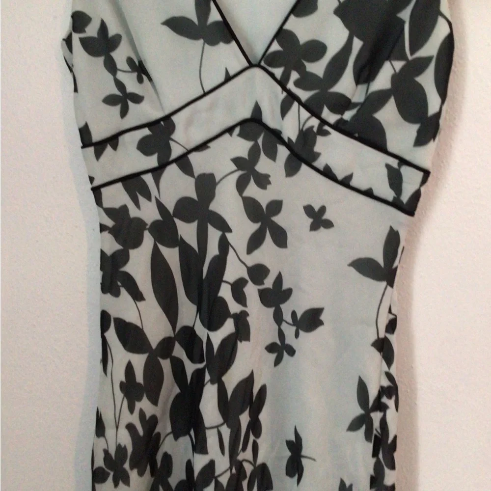 BCBGMAXAZRIA Woman’s 100% Silk Gray Floral Print Midi Dress. Size 4 - Picture 5 of 6